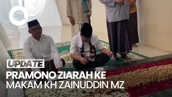 Video: Momen Pramono Ziarah ke Makam KH Zainuddin MZ