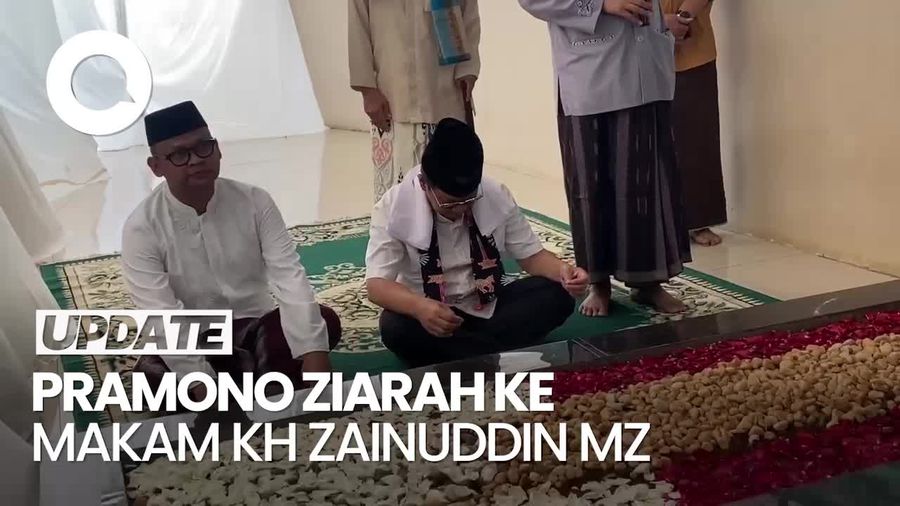 Video: Momen Pramono Ziarah ke Makam KH Zainuddin MZ
