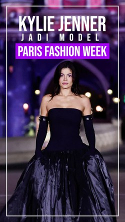 Video: Gaya Kylie Jenner Bak Princess Melenggang di Paris Fashion Week 