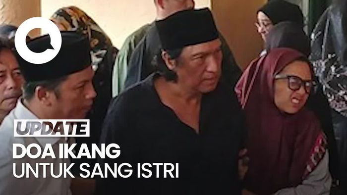 Video Momen Ikang Fawzi Salati Jenazah Marissa Haque