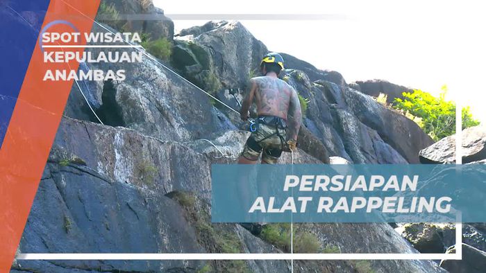 Persiapan Alat untuk Rappeling Seru di Kepulauan Anambas