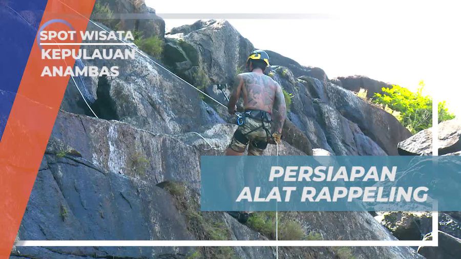 Persiapan Alat untuk Rappeling Seru di Kepulauan Anambas