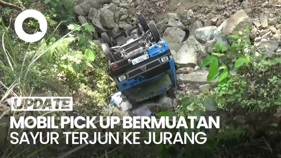 Video: Pick Up Bermuatan Sayur Terjun ke Jurang di Lumajang, Diduga Sopir Ngantuk