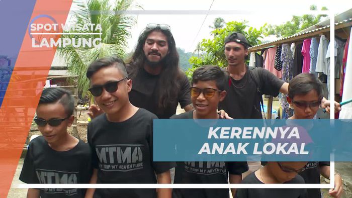 Bertemu Anak-Anak Lokal yang Ramah di Teluk Kiluan, Lampung