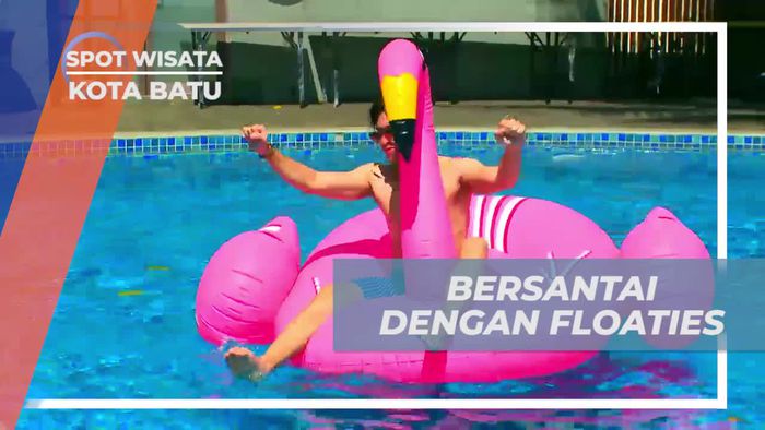 Bermain dengan Floaties di Kolam Renang Hotel di Kota Batu