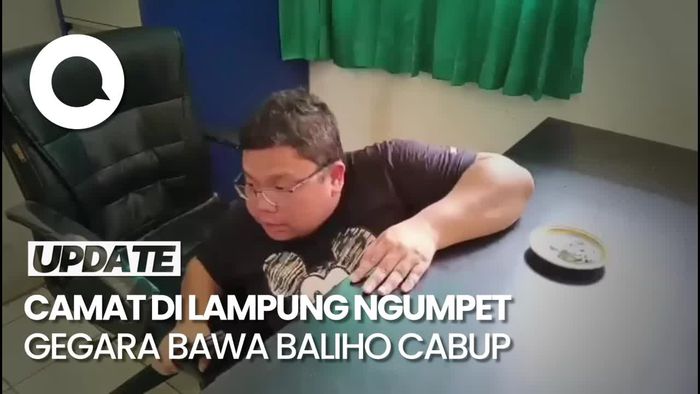  Video: Aksi Camat Ngumpet di Bawah Meja Usai Tepergok Bawa Baliho Cabup