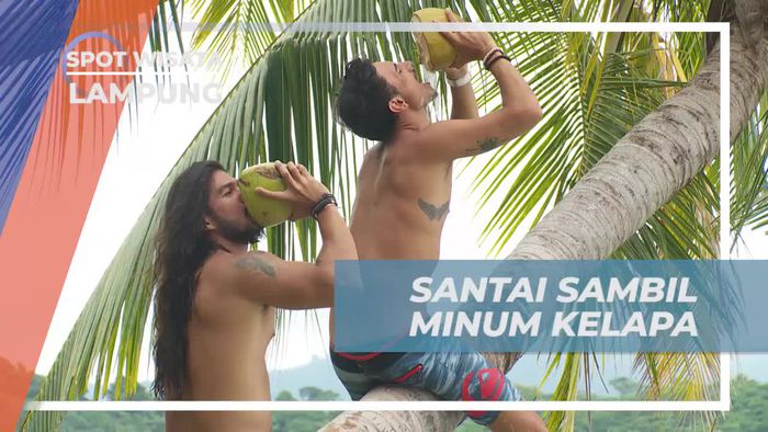 Bersantai Sambil Menikmati Kelapa Muda di Lampung