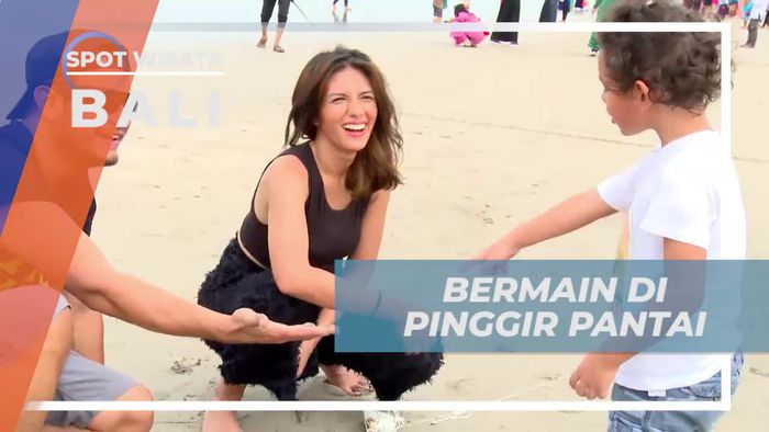 Bermain Layangan dan Pasir di Pantai Kuta, Bali