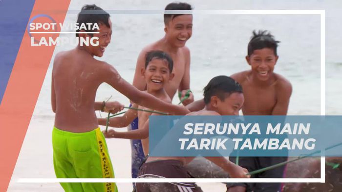 Keseruan Bermain Tarik Tambang di Pantai Kiluan, Lampung