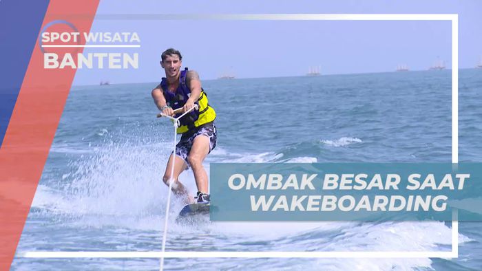 Menaklukkan Ombak Besar Saat Wakeboarding di Pantai Lalasa, Banten