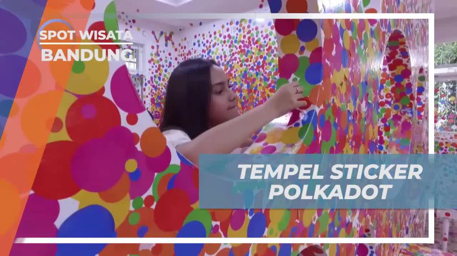 Serunya Menempelkan Stiker Polkadot di Rabbit Town, Bandung