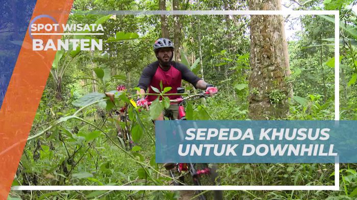 Mengendarai Sepeda Khusus untuk Downhill di Track Sum 7, Banten