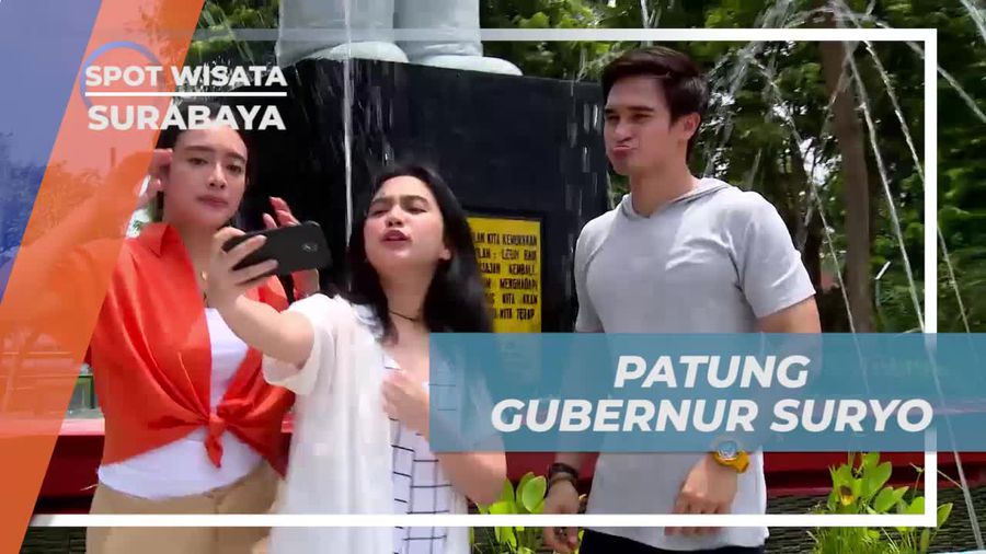 Berfoto Bersama Patung Gubernur Suryo di Surabaya