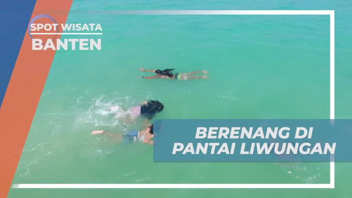 Berenang dan Menikmati Kesegaran Air Laut di Pantai Liwungan, Banten