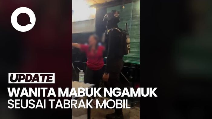 Video: Tabrak Mobil Terparkir, 2 Wanita Mabuk Boncengan Motor Malah Ngamuk