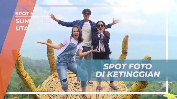 Berfoto di Spot Ketinggian dengan Latar Danau Toba, Simalungun