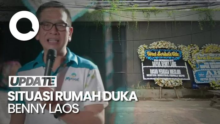 Video Karangan Bunga Penuhi Rumah Duka Cagub Malut Benny Laos
