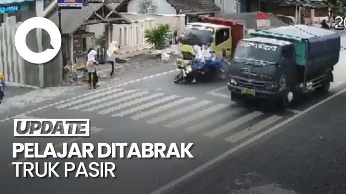 Video: CCTV Detik-detik Pelajar Ditabrak Truk hingga Terpental di Lumajang