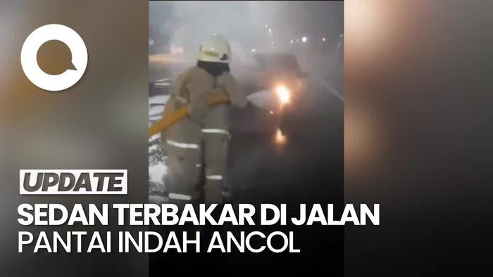 Video: Penampakan Sedan Mercy Terbakar di Ancol, Diduga Korsleting