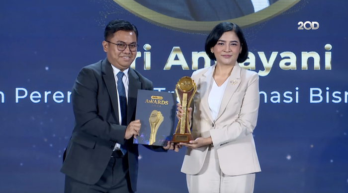 Tri Andayani Terima Penghargaan Sebagai Pelopor Transformasi Bisnis Pelayaran