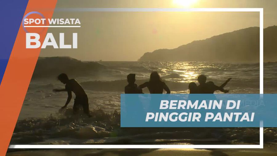 Bermain Ceria di Pinggir Pantai Kelingking, Bali