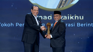 Ahmad Syaikhu Terima Penghargaan Tokoh Pendorong Demokrasi Berintegritas