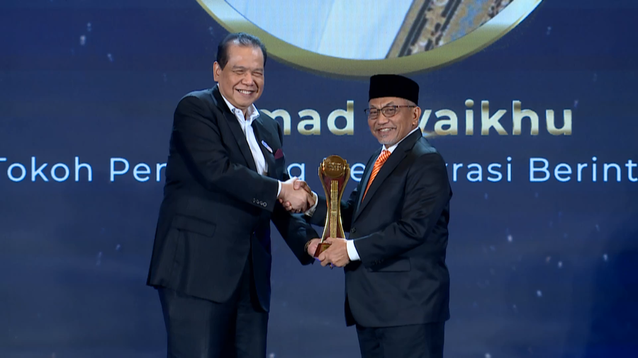 Ahmad Syaikhu Terima Penghargaan Tokoh Pendorong Demokrasi Berintegritas