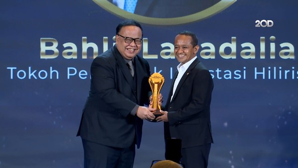 Bahlil Lahadalia Terima Penghargaan Tokoh Penggerak Investasi Hilirisasi