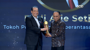 Budi Arie Setiadi Terima Penghargaan Tokoh Pendorong Pemberantasan Judi Online