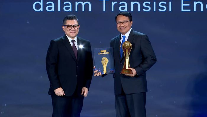 PT PLN (Persero) Terima Penghargaan Penggerak Ekonomi Kerakyatan dalam Transisi Energi