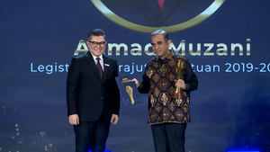 Ahmad Muzani Terima Penghargaan Legislator Perajut Persatuan 2019-2024