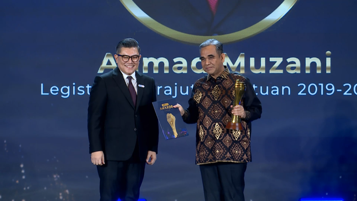 Ahmad Muzani Terima Penghargaan Legislator Perajut Persatuan 2019-2024