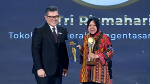 Tri Rismaharini Terima Penghargaan Tokoh Penggerak Pengentasan Kemiskinan