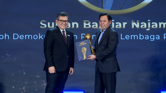 Sultan Baktiar Najamudin Terima Penghargaan Tokoh Demokrasi dan Penguat Lembaga Parlemen Indonesia