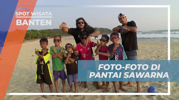 Berfoto Bersama Anak-anak Lokal di Pantai Pasir Putih Sawarna Banten