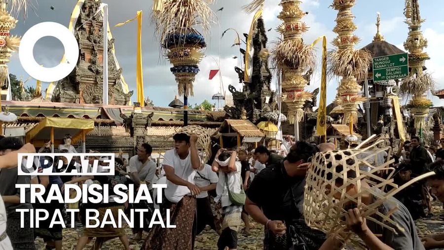  Video: Semarak Tradisi Siat Tipat Bantal di Bali
