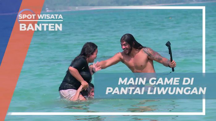 Bermain Game Seru di Pantai Liwungan, Banten