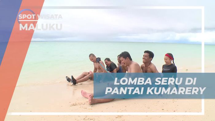 Bermain Lomba Seru di Pantai Kumarery, Maluku