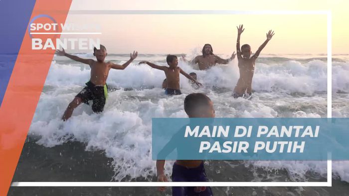 Bermain Ombak Ceria di Pantai Pasir Putih Sawarna Banten