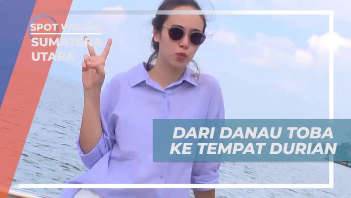 Berfoto Dengan Latar Alam Indah Danau Toba Sumatera Utara