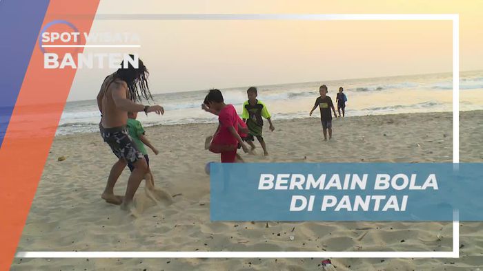 Bermain Bola Seru di Pantai Pasir Putih Sawarna Banten