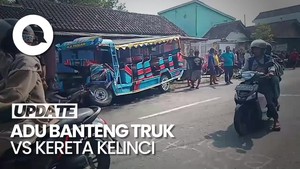 Video: Truk Adu Banteng dengan Kereta Kelinci Rombongan Emak-emak di Klaten