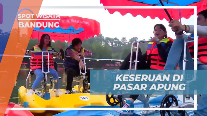 Seru-seruan Adu Cepat Balapan Sepeda Air di Pasar Apung, Bandung