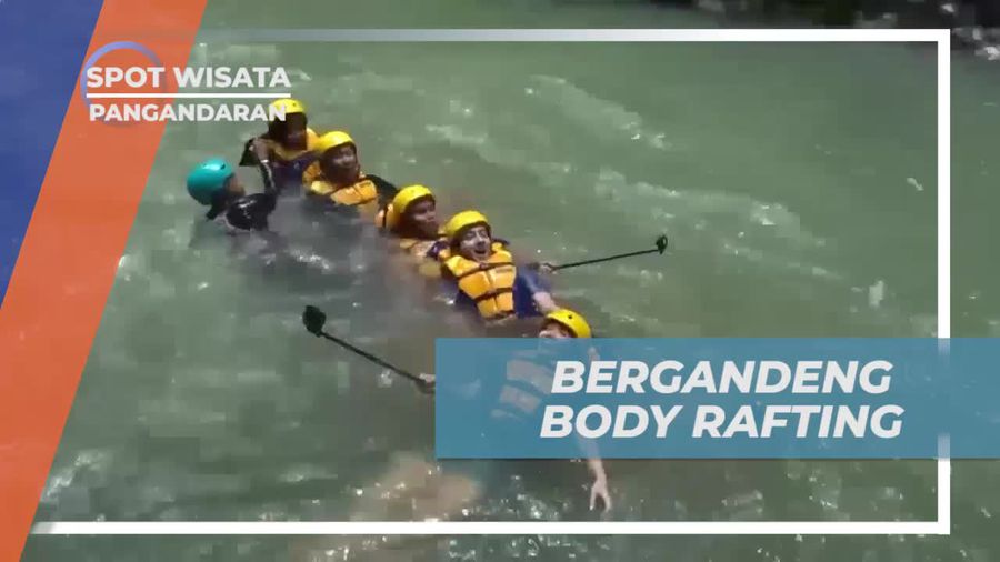 Bersama-sama Melakukan Body Rafting di Green Canyon Pangandaran