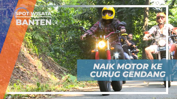 Menikmati Perjalanan Naik Motor Menuju Curug Putri Carita, Banten