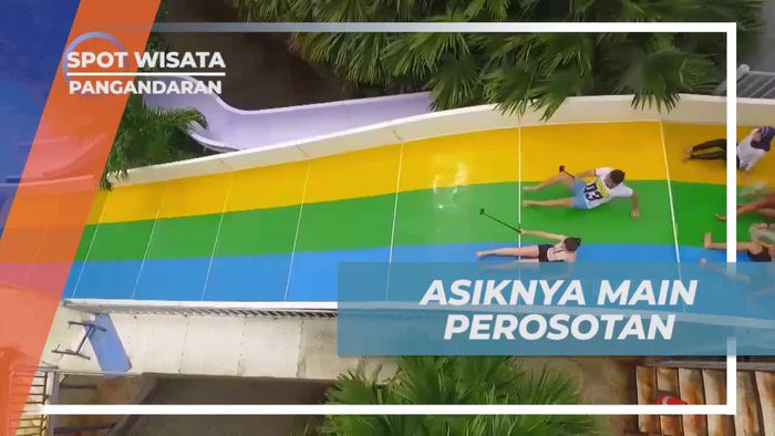 Asyiknya Bermain Perosotan di Kolam Pangandaran