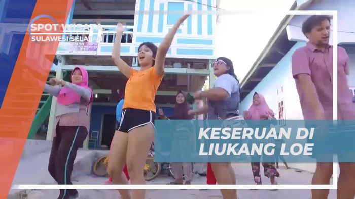 Keseruan Menenun dan Joget Bersama Warga Liukang Loe, Sulawesi Selatan