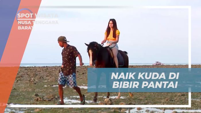 Berkuda di Tepi Pantai Menikmati Senja, Nusa Tenggara Barat