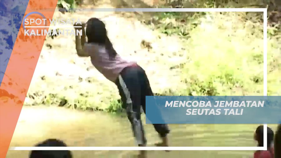 Keceriaan Menyebrang Sungai dengan Tali di Kalimantan