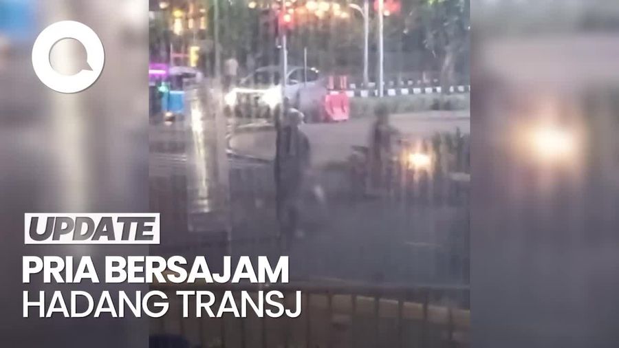 Video: Pria Bersajam Hadang Bus TransJ, Penumpang Ketakutan